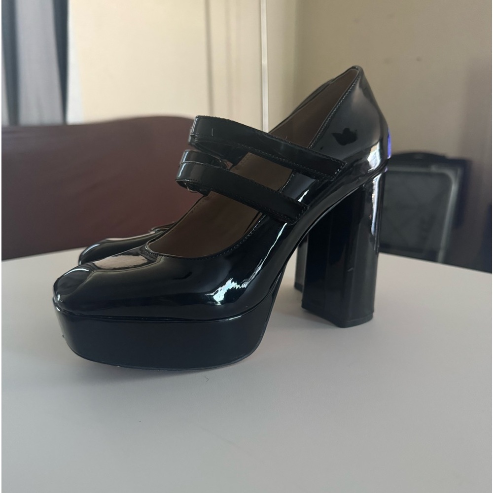 Black pumps